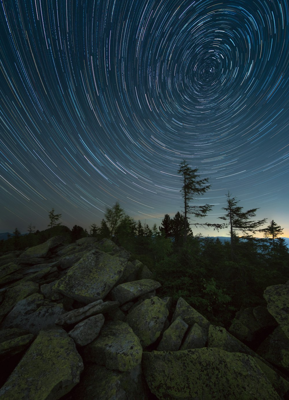 Le ciel nocturne avec une traînée d’étoiles en arrière-plan