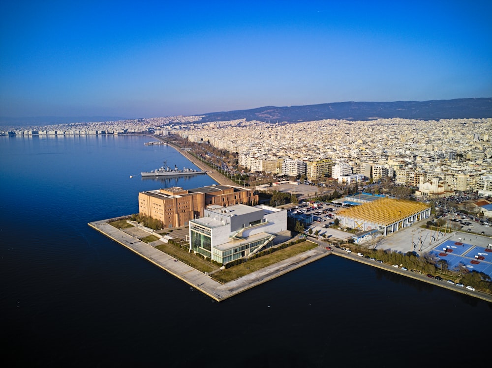 Un grande specchio d'acqua con una città sullo sfondo