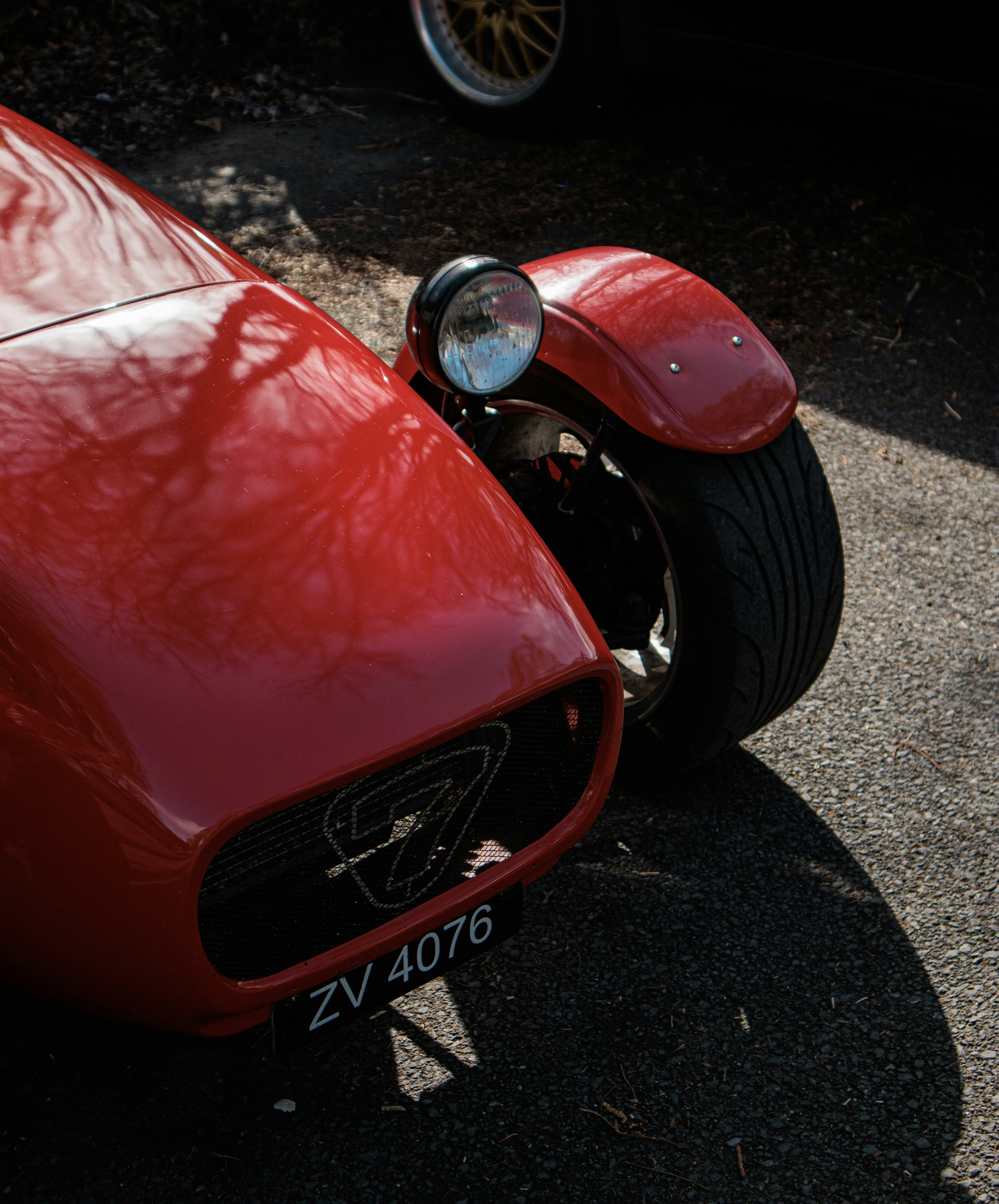 Gros plan de l’avant d’une voiture de sport rouge