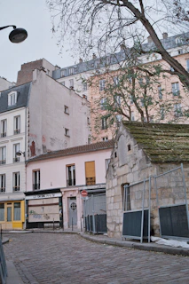 A quiet urban corner in Brest with subtle traces of past human presence.
