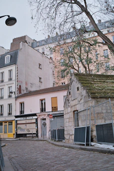 A quiet urban corner in Brest with subtle traces of past human presence.