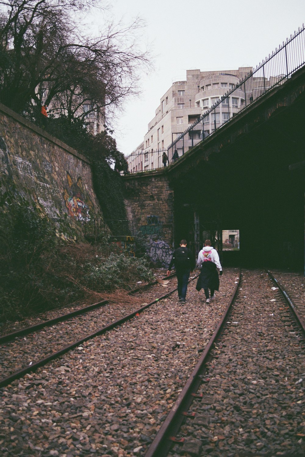 線路を歩いているカップル