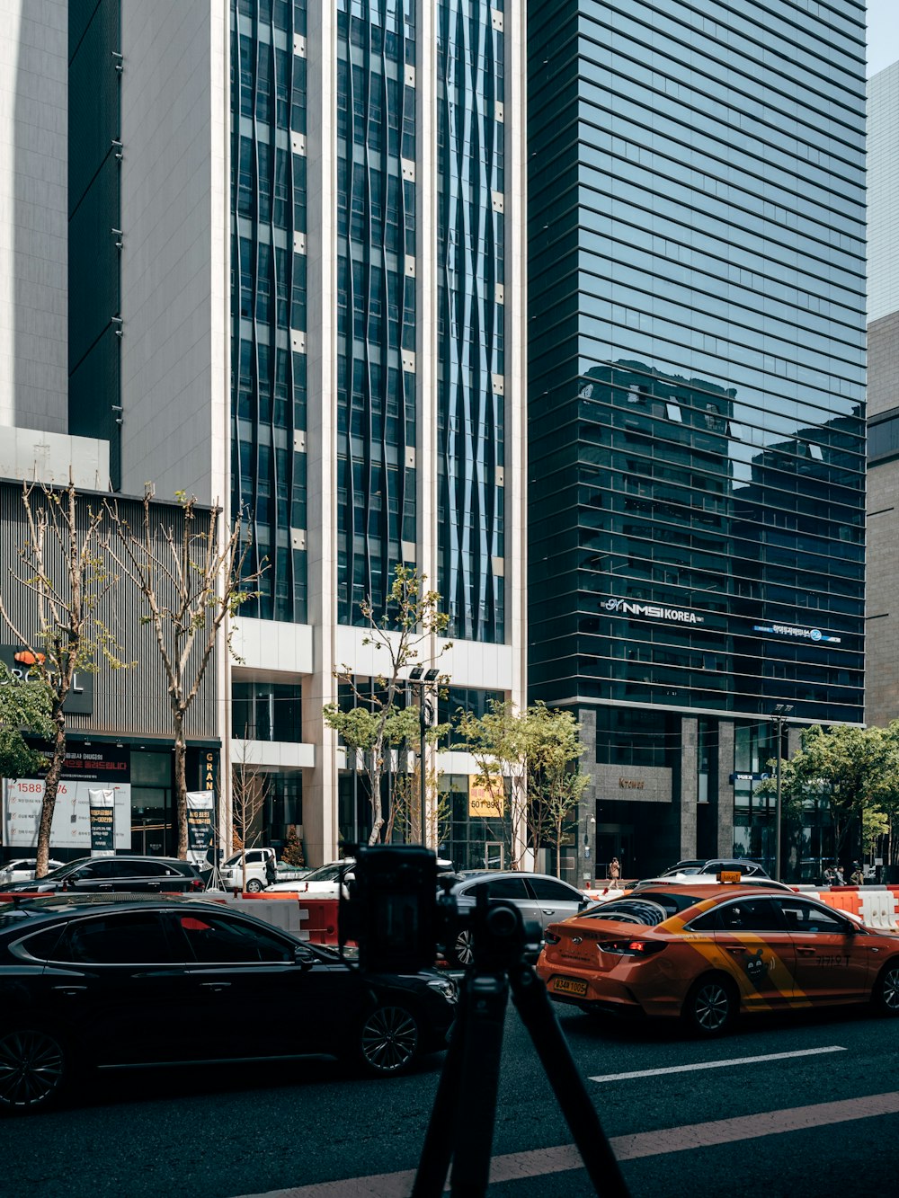 uma vista de uma rua da cidade com carros estacionados no lado da estrada