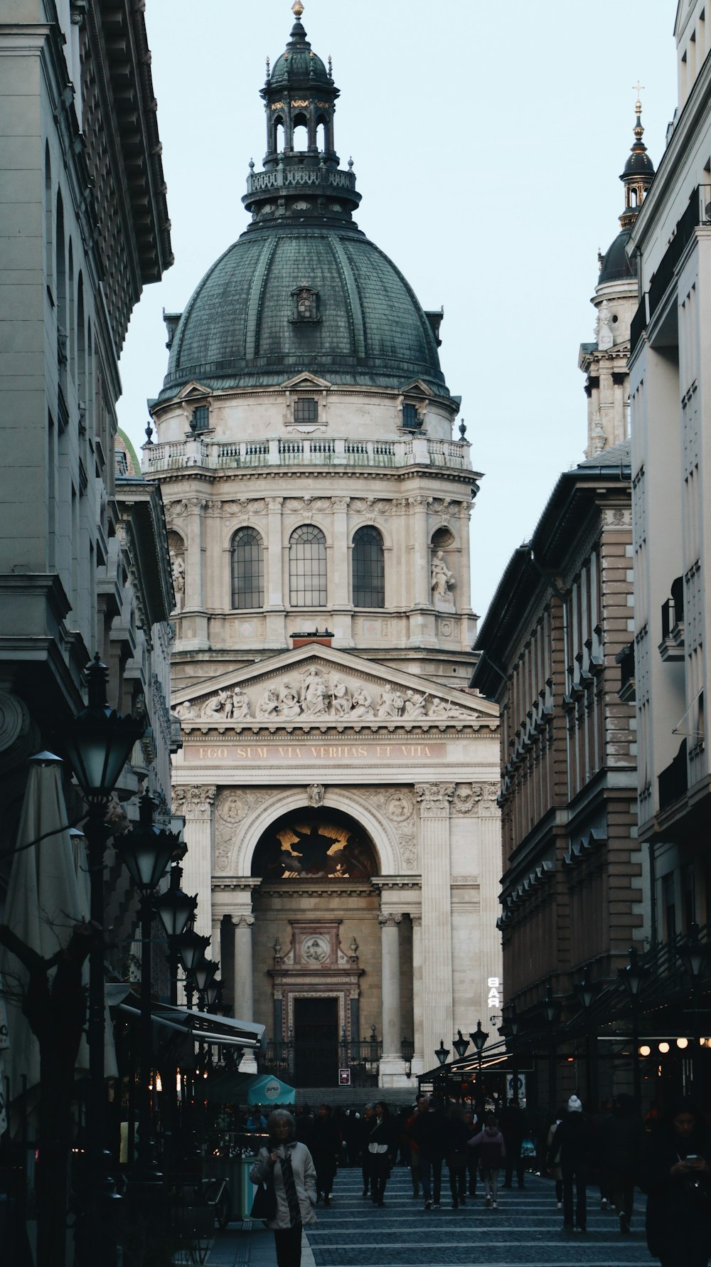 un grande edificio con una cupola in cima