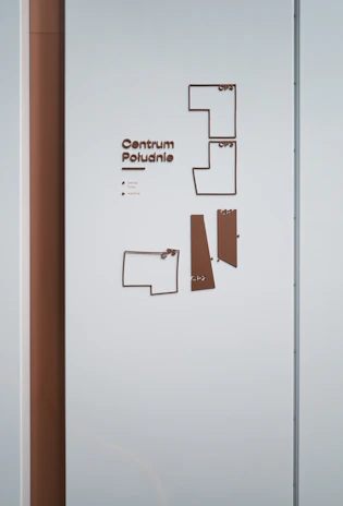 Efektowny wydruk ścienny w nowoczesnym biurze klienta, podkreślający branding.