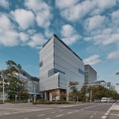 Exterior shot of a modern office building in Londrina, Paraná during daytime.