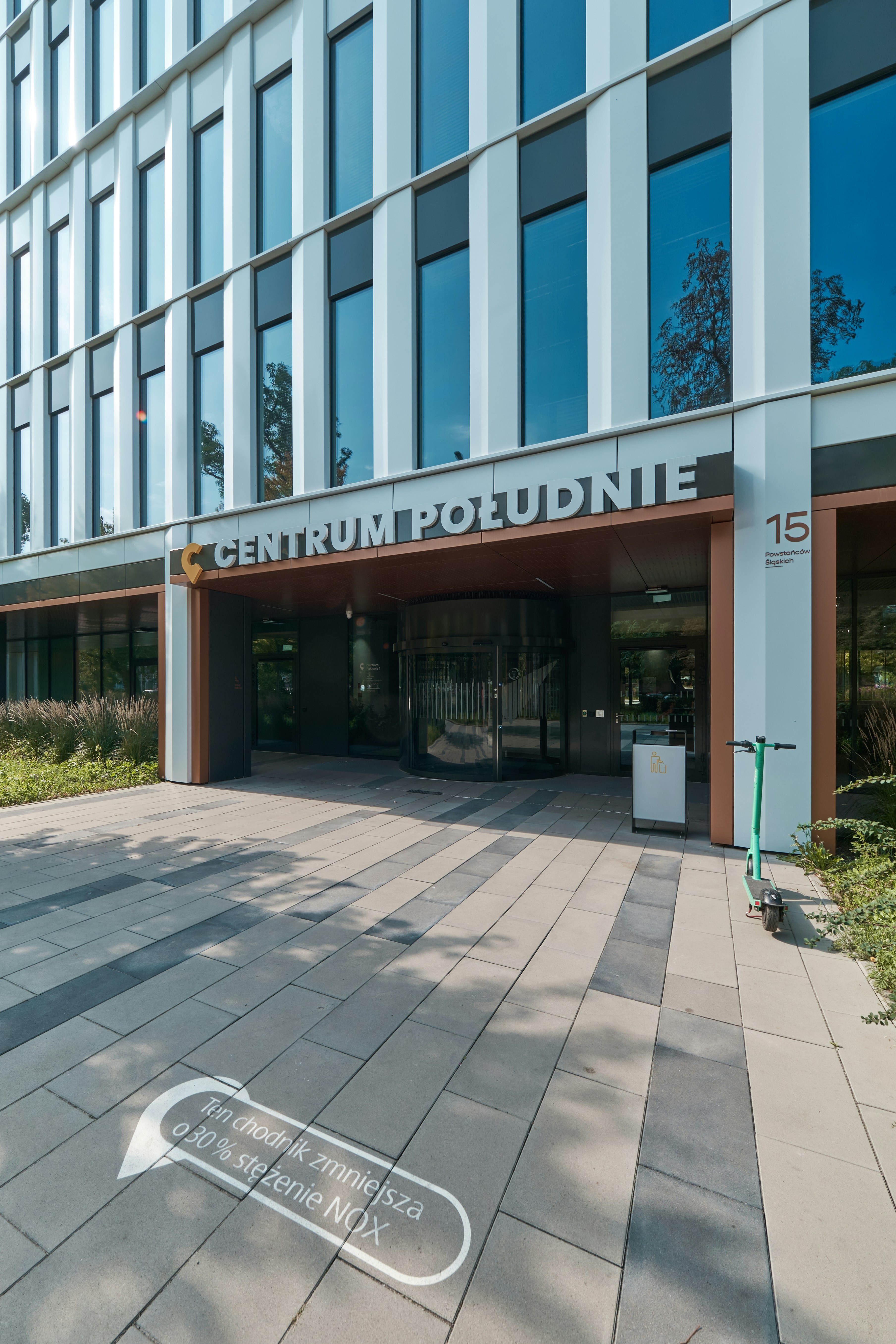 un grand bâtiment avec une enseigne sur le devant