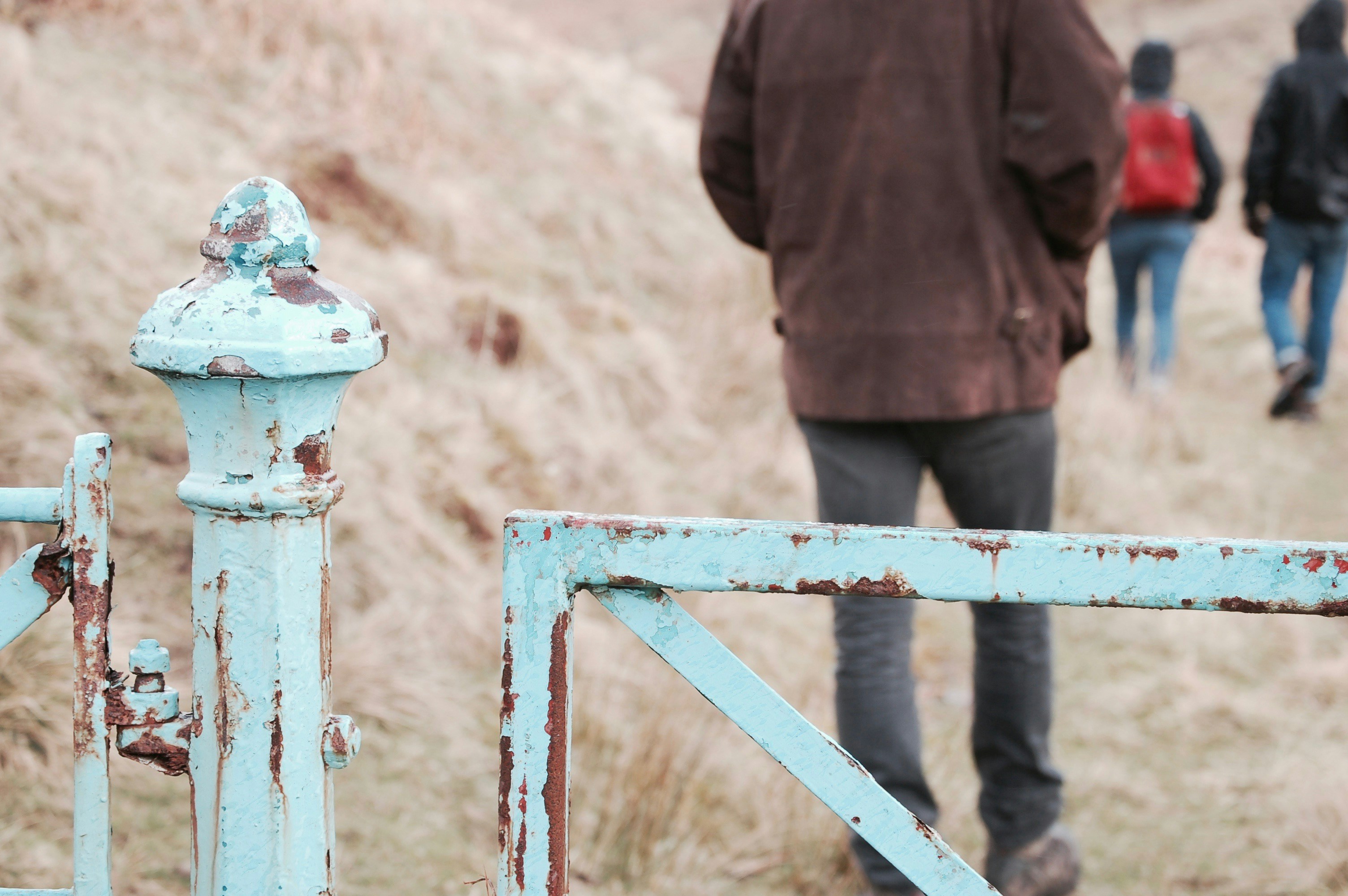 Groupe de voyageurs marchant sur un sentier en terre entouré par la nature sauvage de l'Écosse