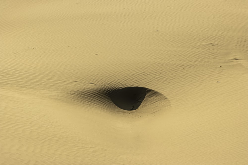 Un buco nero nella sabbia di un deserto