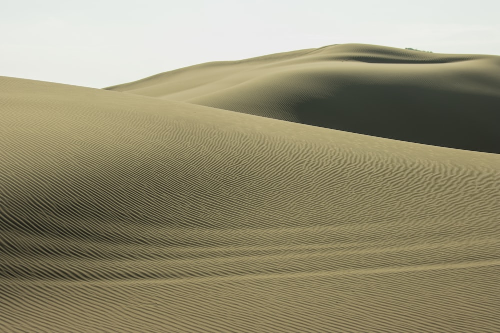 Une grande dune de sable au milieu d’un désert