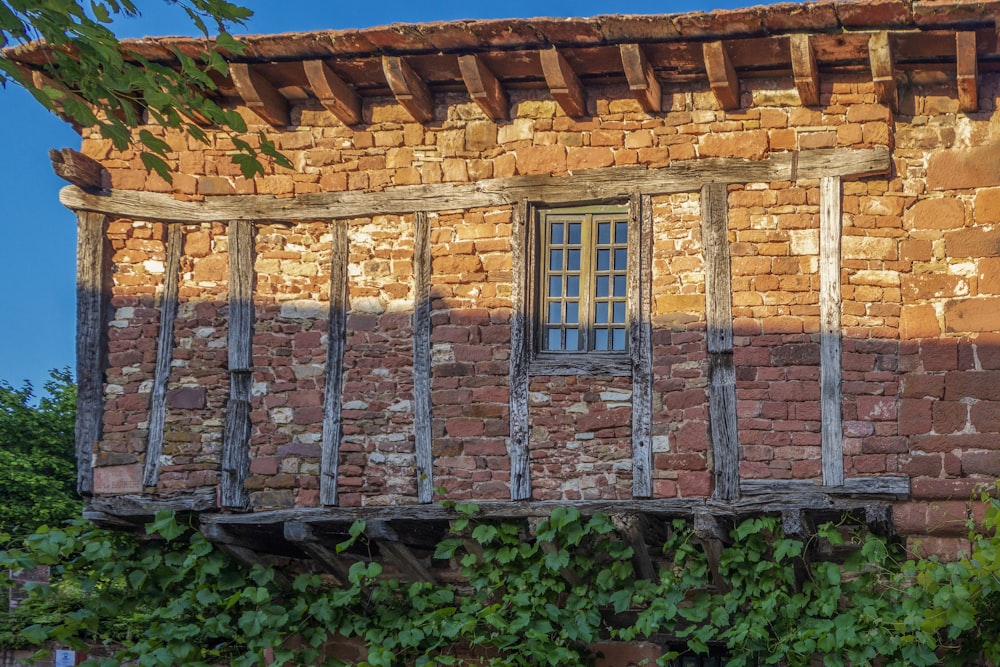 an old brick building with a window and a balcony