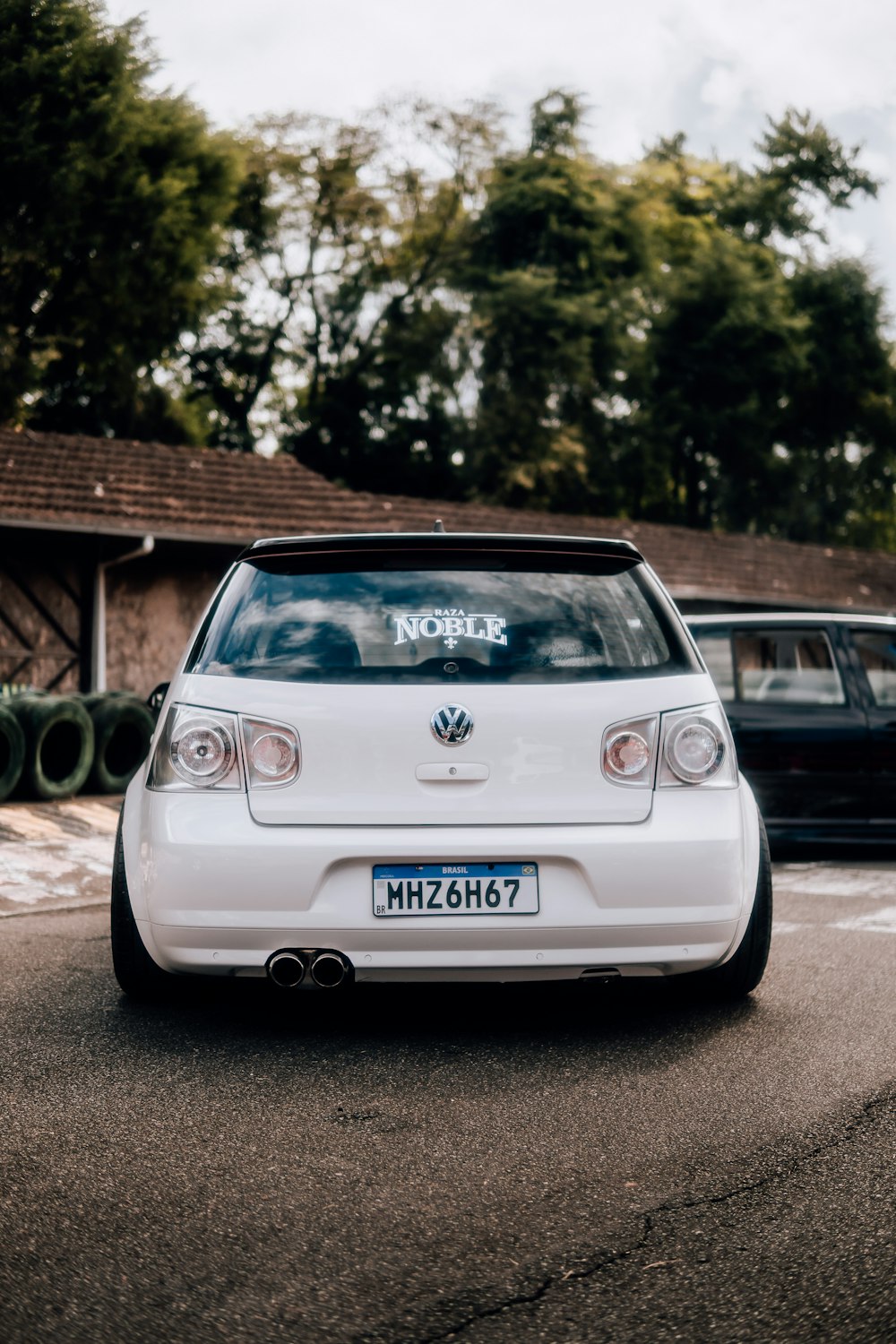 Ein weißes Auto, das auf einem Parkplatz geparkt ist