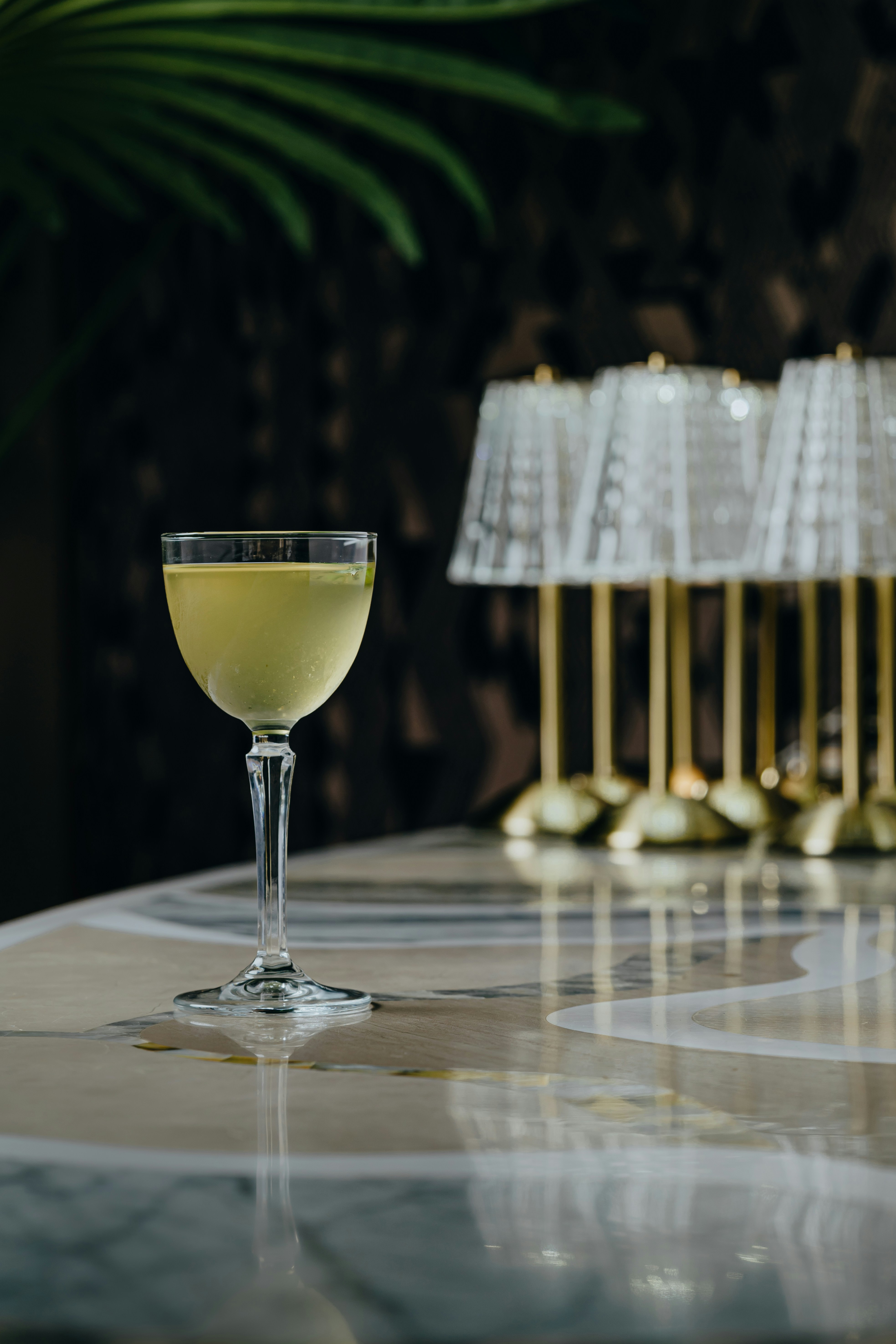 elegant cocktail bar table, ilustrasi artikel Craft Your Perfect Sip: A Guide to Creating a Signature Wedding Cocktail 8