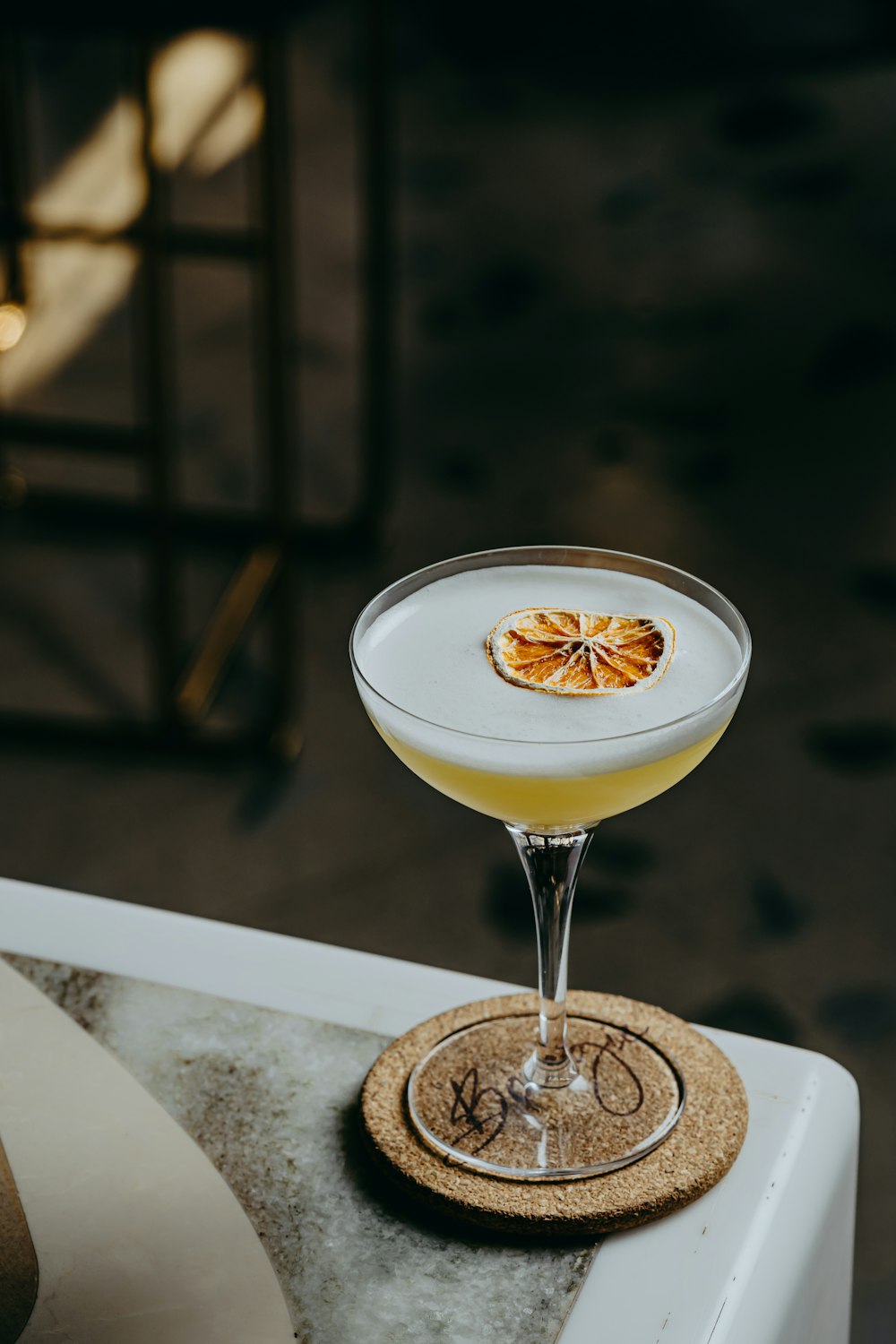 un verre rempli d’une boisson assis sur une table