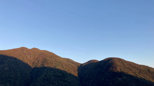 Panoramic view of the lush green forests and rocky hills that surround Mineral del Chico, bathed in warm sunlight.