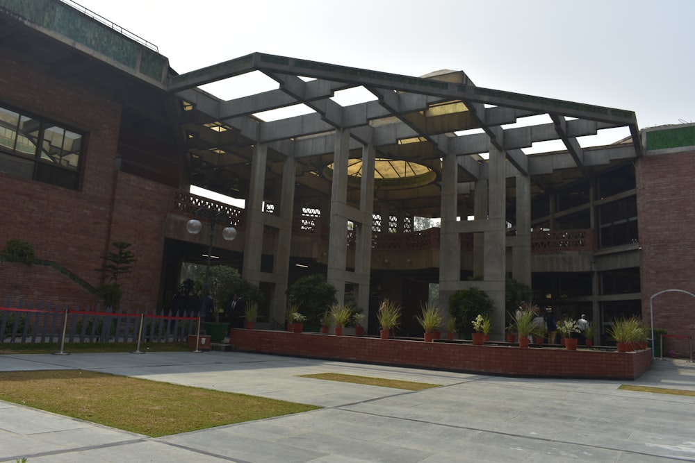 a large building with a bunch of plants in front of it