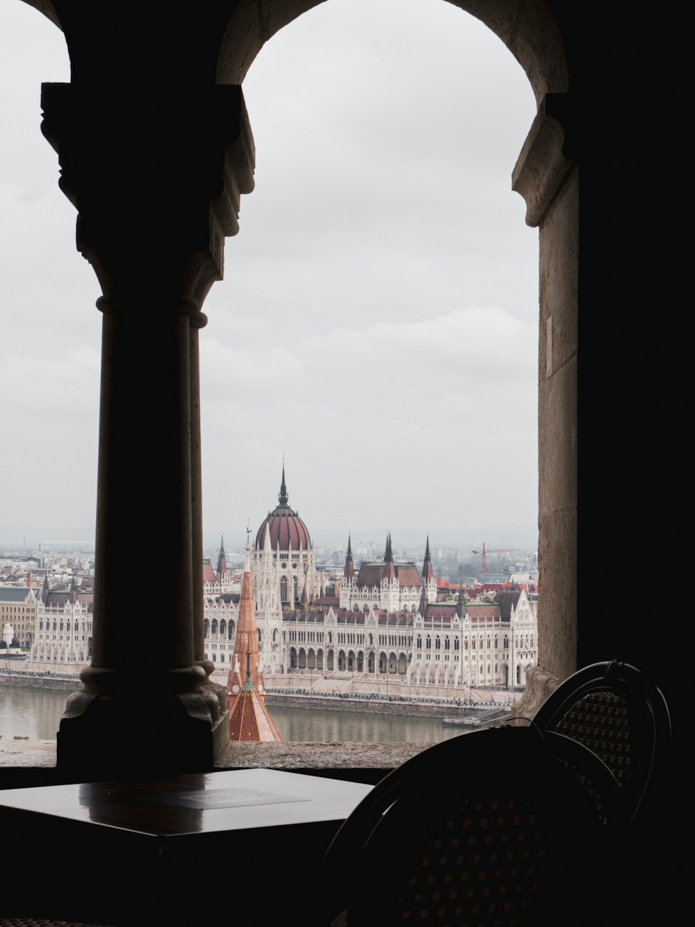 une vue d’une ville depuis un balcon