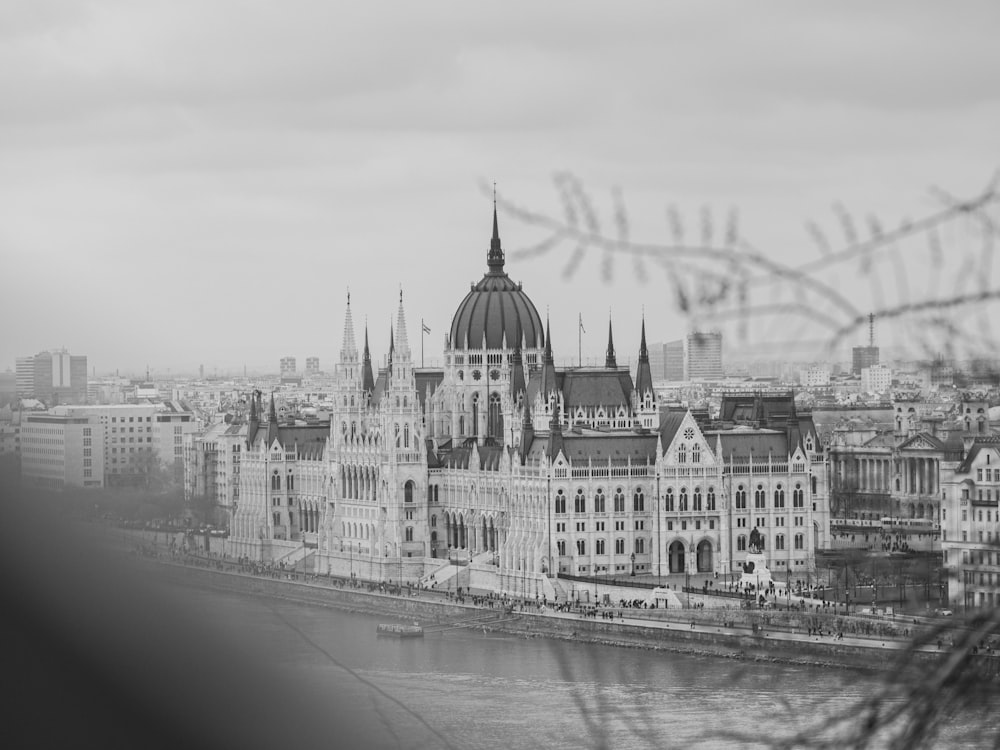 uma foto em preto e branco de um grande edifício