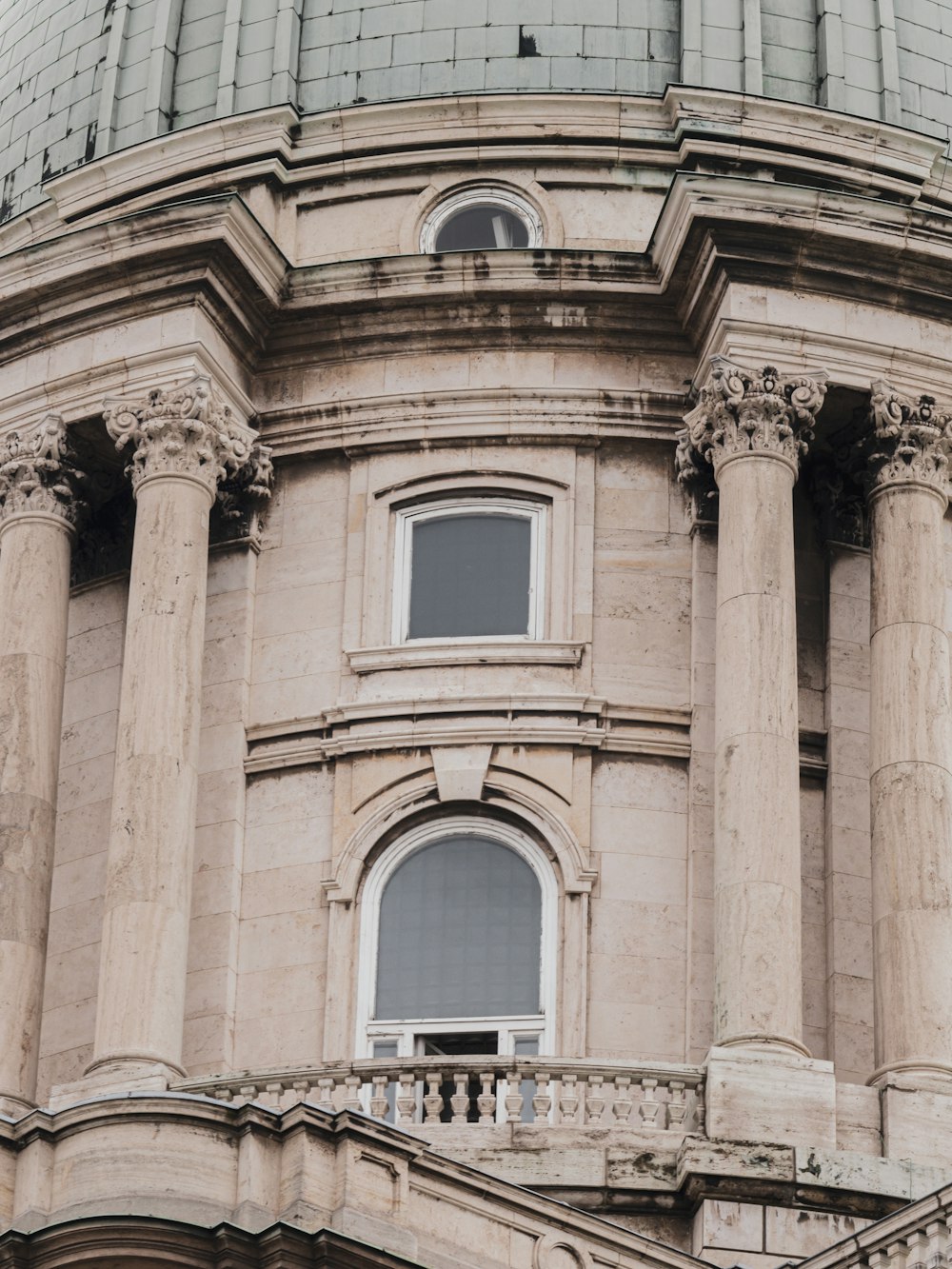 un grand bâtiment avec une horloge sur le dessus