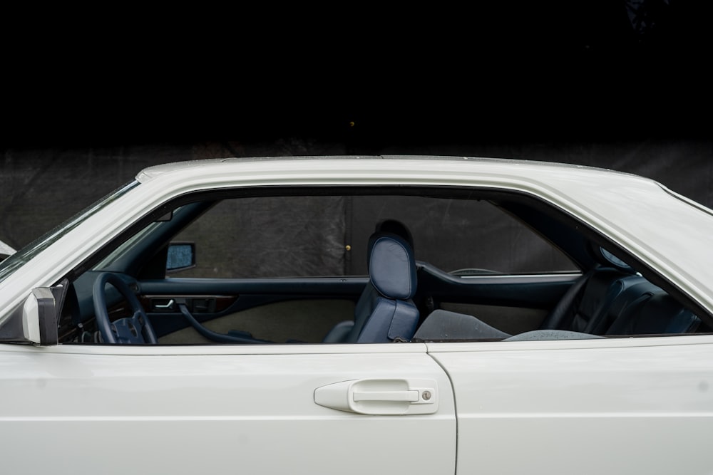 El interior de un coche blanco con la puerta abierta