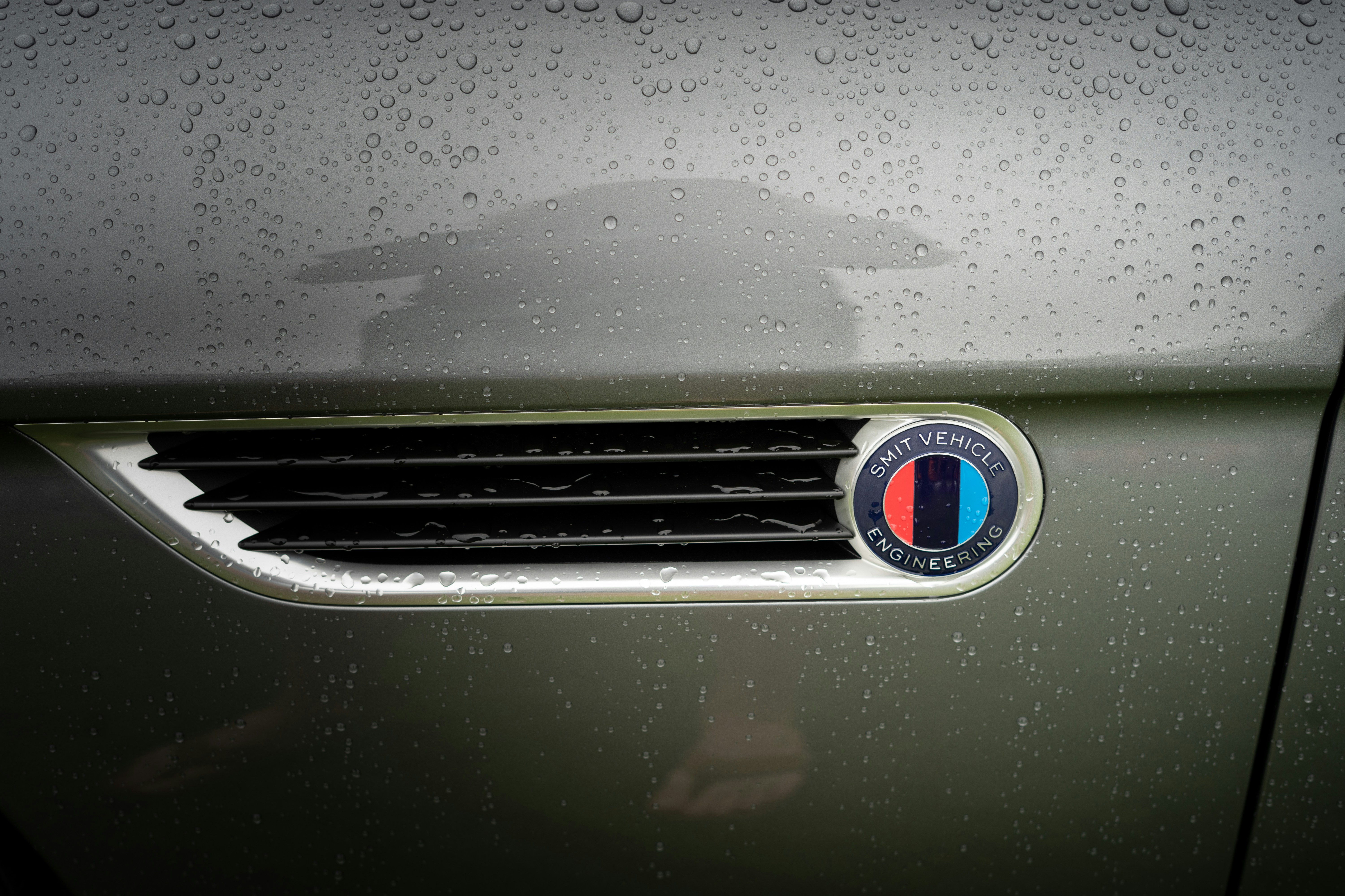 a close up of the emblem on a car, 