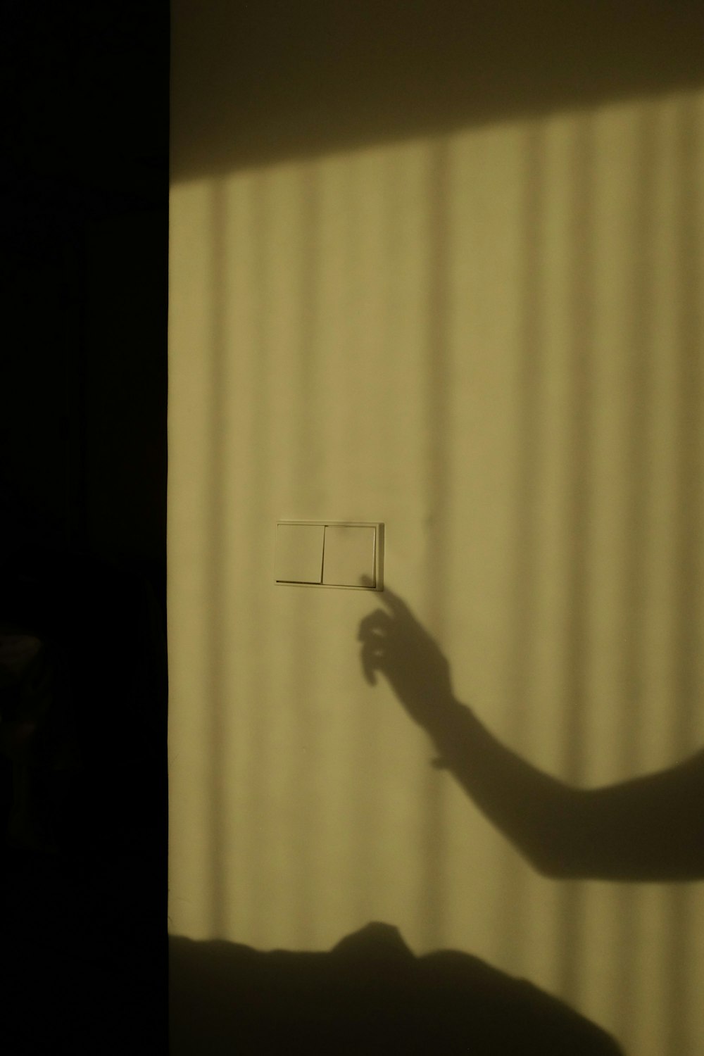 una sombra de una persona sosteniendo un pedazo de papel
