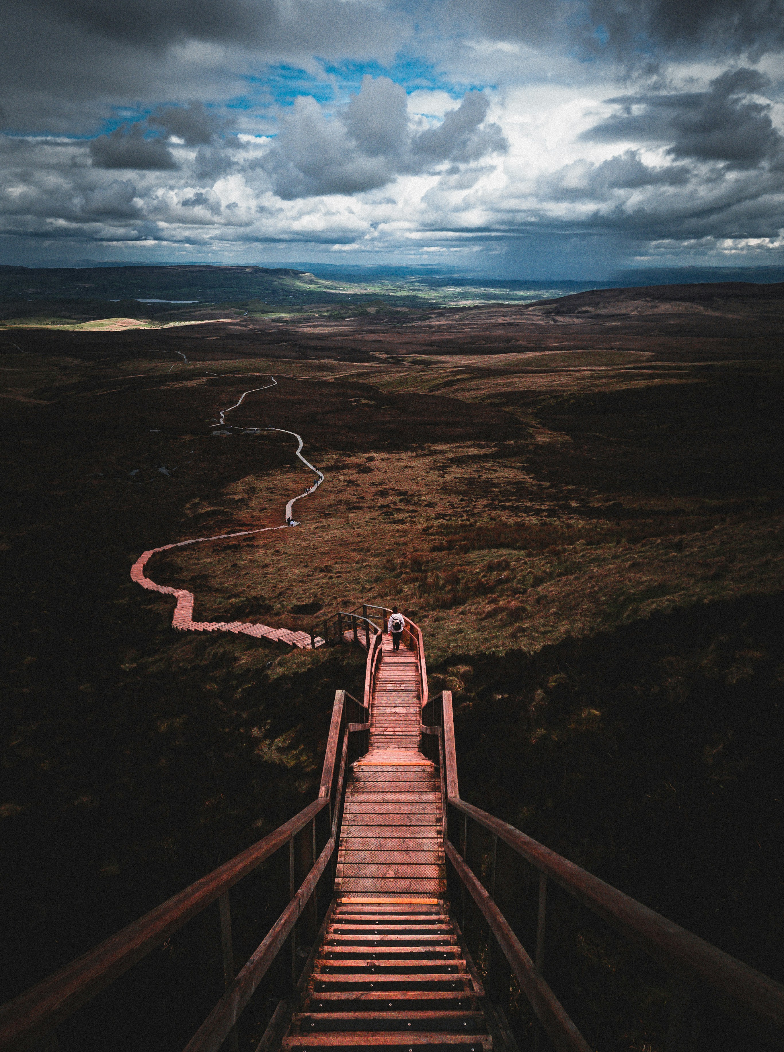 un escalier en bois menant au sommet d’une colline