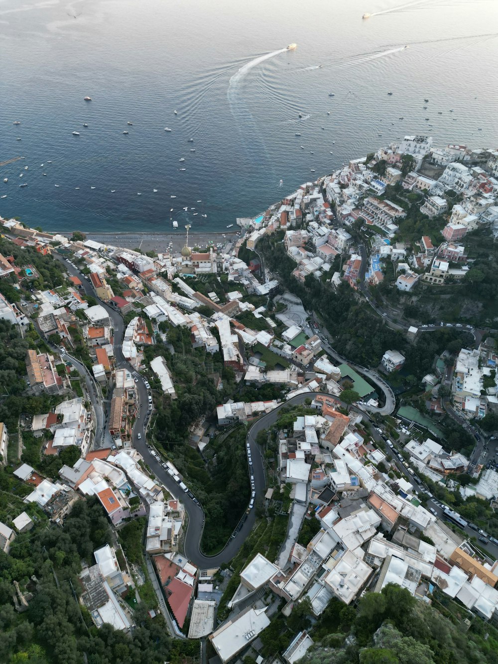 uma vista aérea de uma cidade e um corpo de água