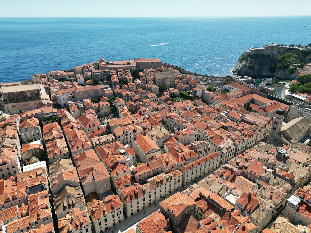 uma vista aérea de uma cidade ao lado do oceano