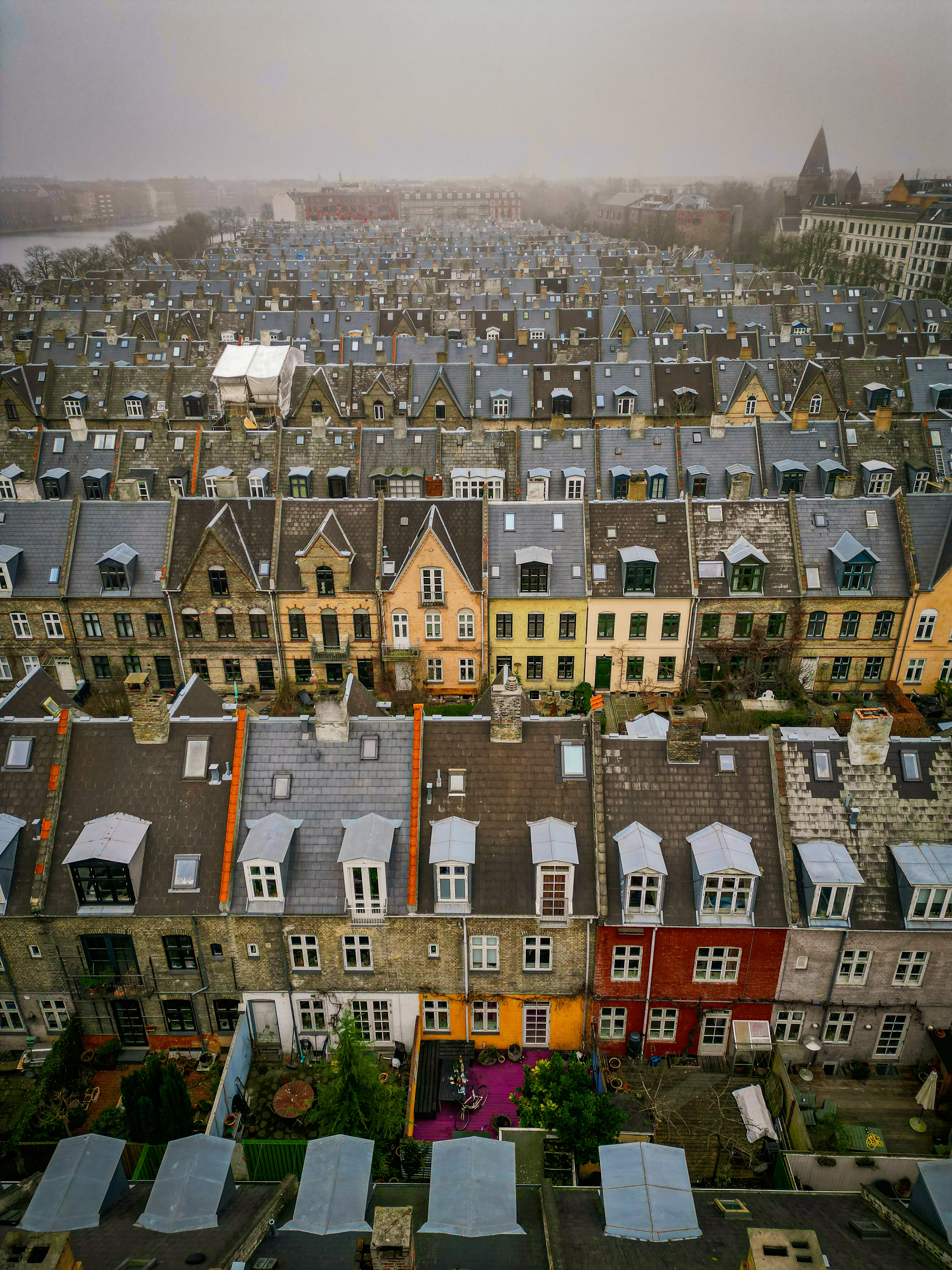 Photo by danieldiemer