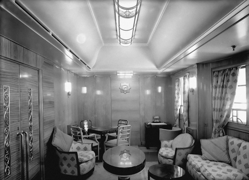 a black and white photo of a living room