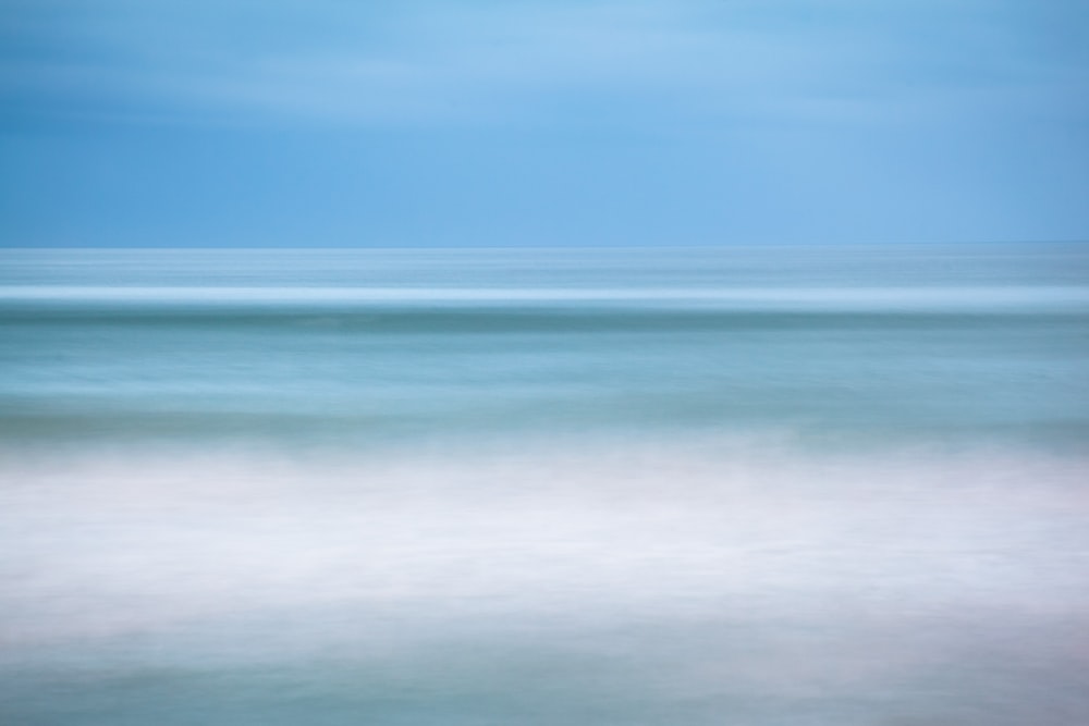 a blurry photo of the ocean and sky