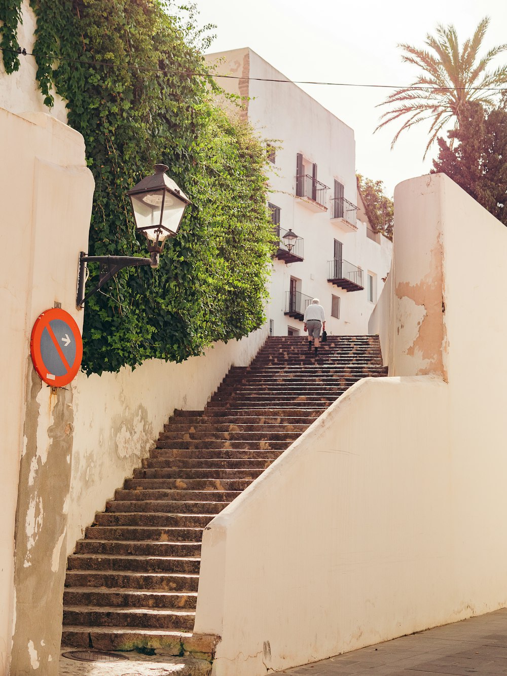 un escalier menant à un bâtiment