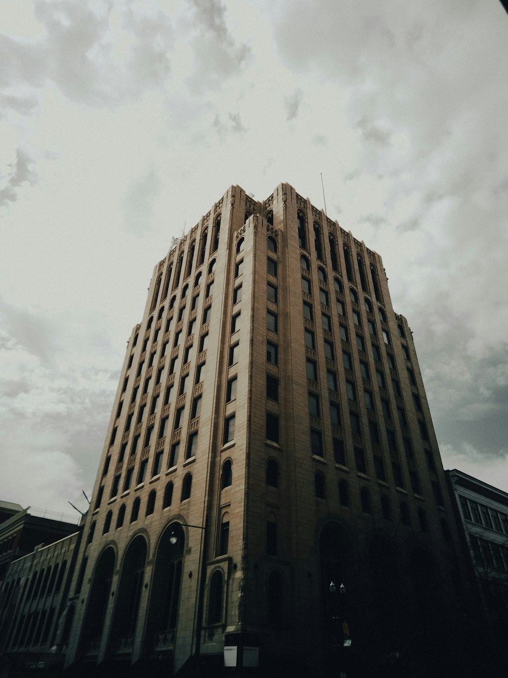 um edifício alto com um céu nublado ao fundo