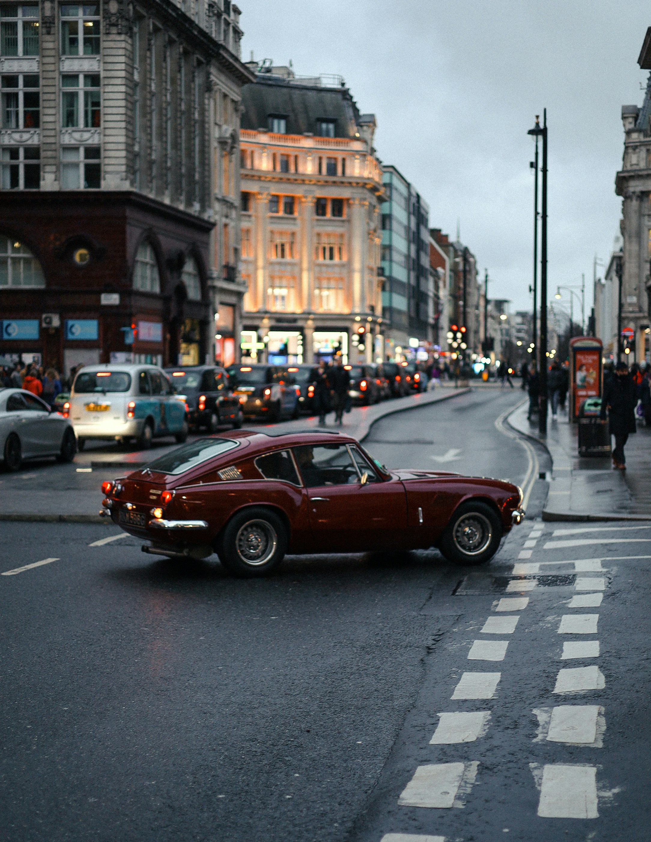 Carro circulando por uma rua de Londres.