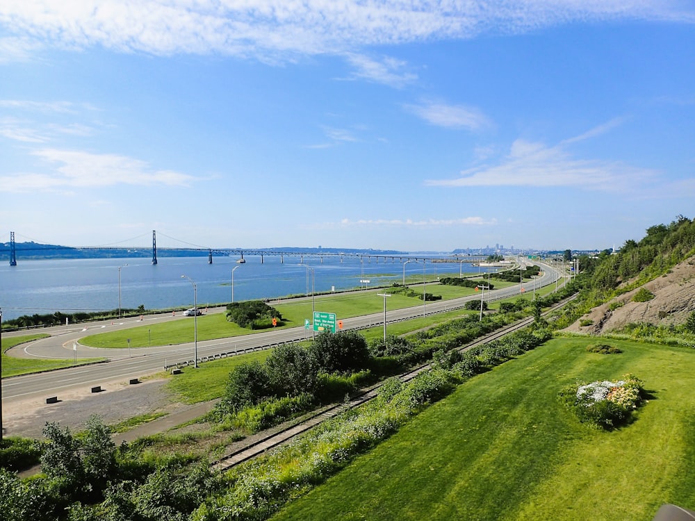 una vista panoramica di un'autostrada e uno specchio d'acqua