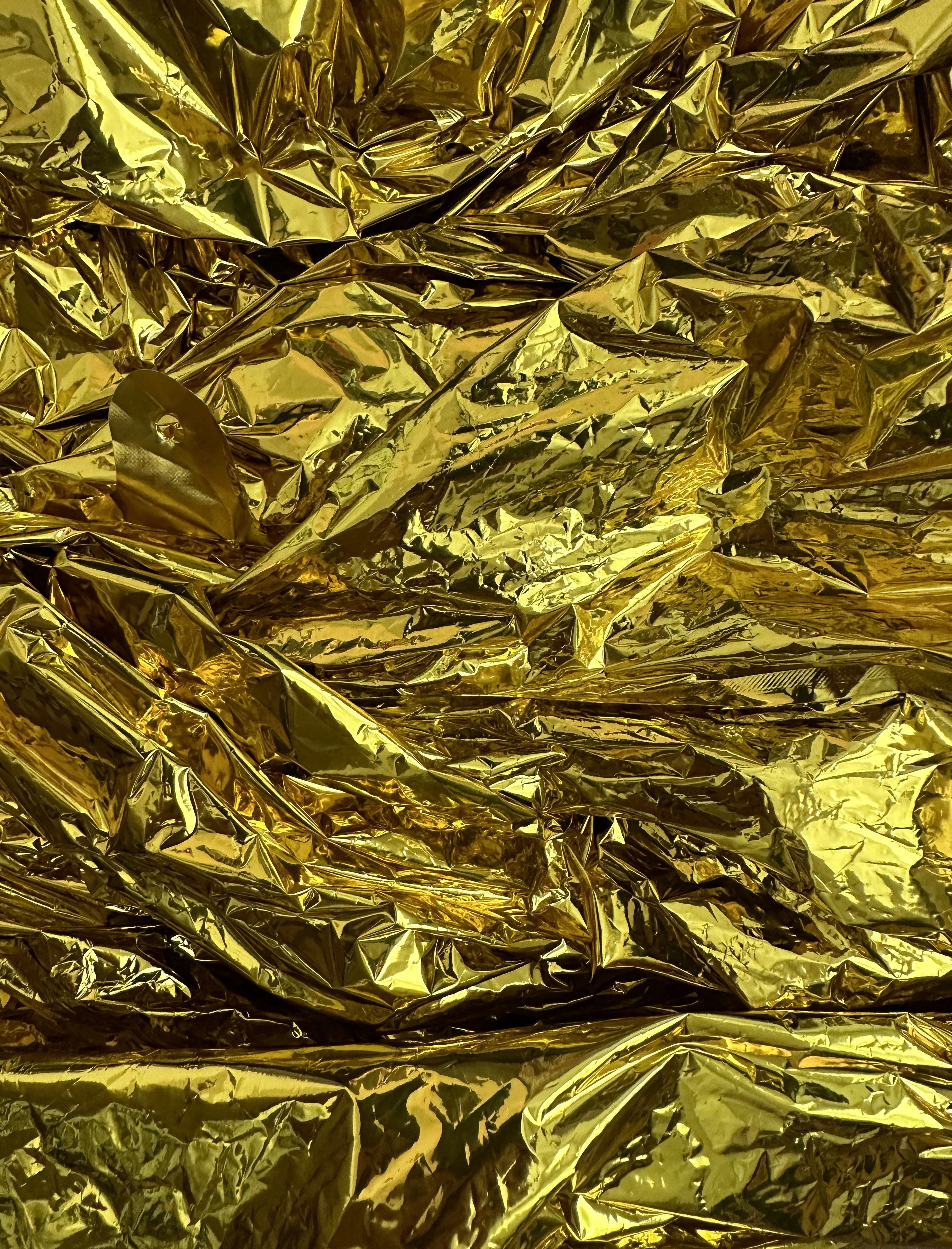The Life-Saving Power of Disaster Relief Blankets: Understanding Reflective Emergency Thermal Materials