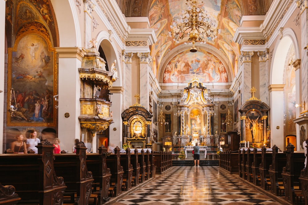 L'interno di una chiesa con un pavimento a scacchi bianchi e neri