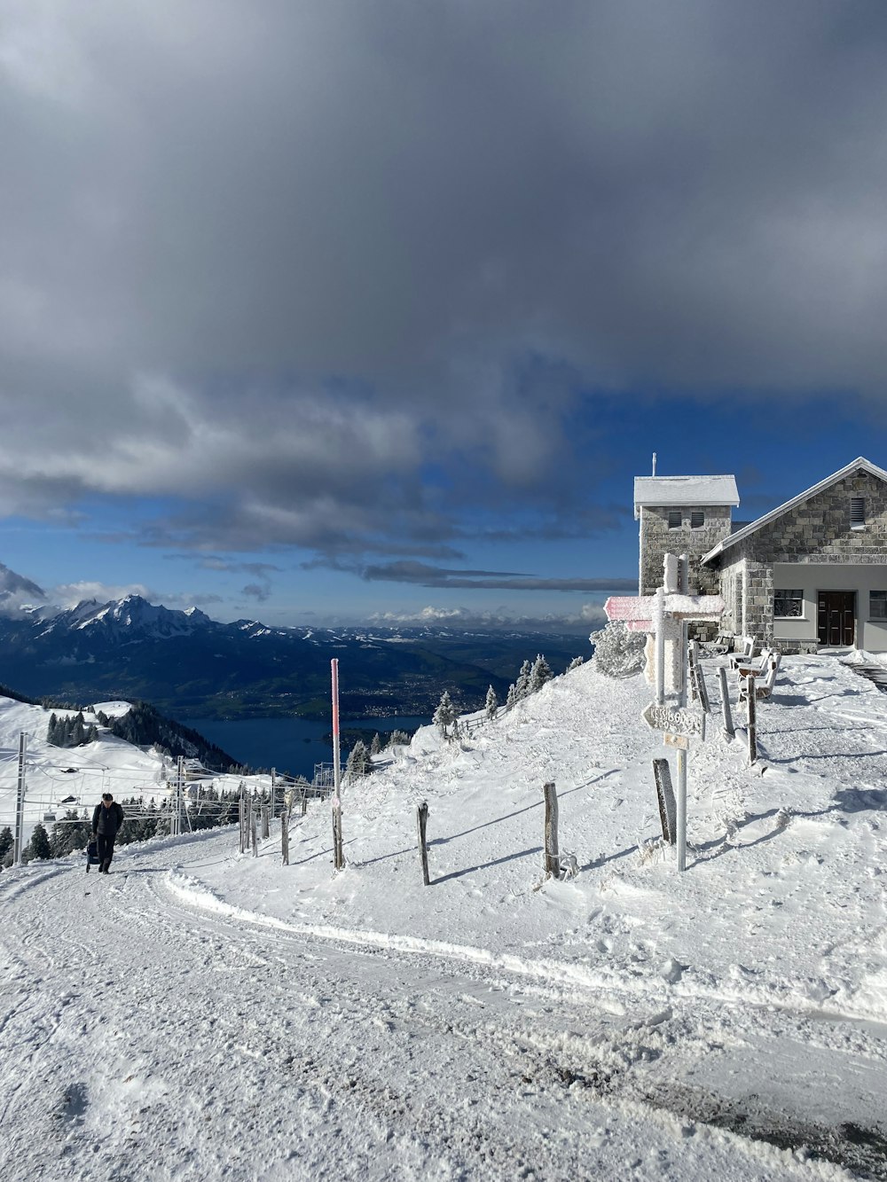 ein schneebedeckter Hügel mit einem Haus darauf