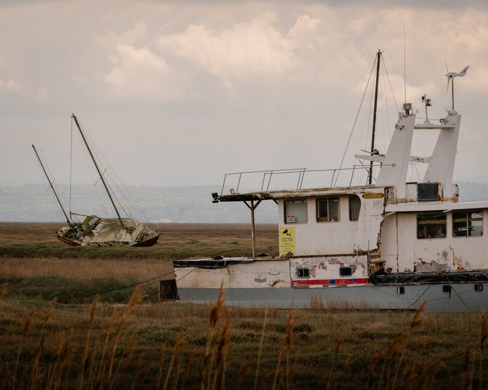 a boat that is sitting in the grass