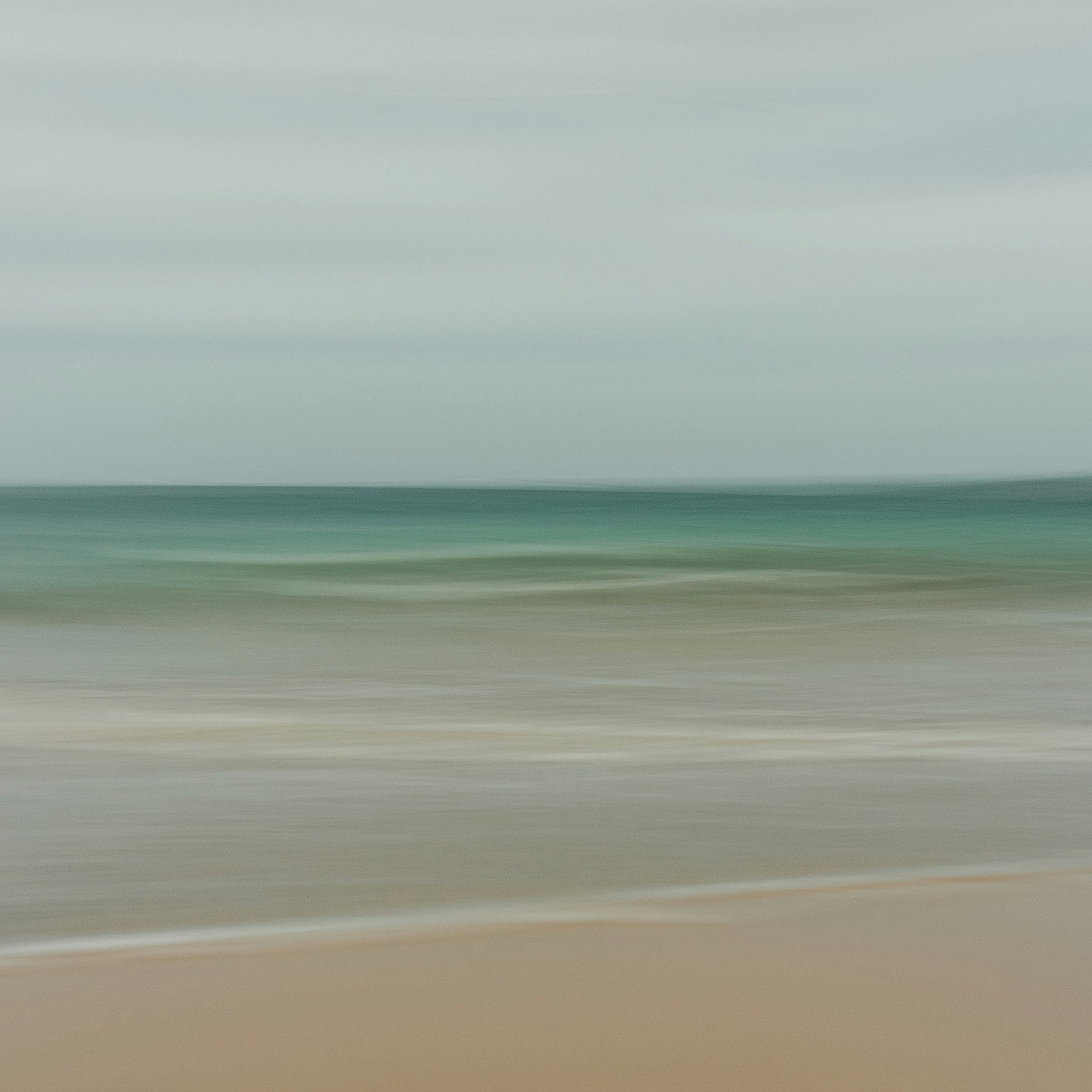 Une photo floue d’une plage et d’un océan