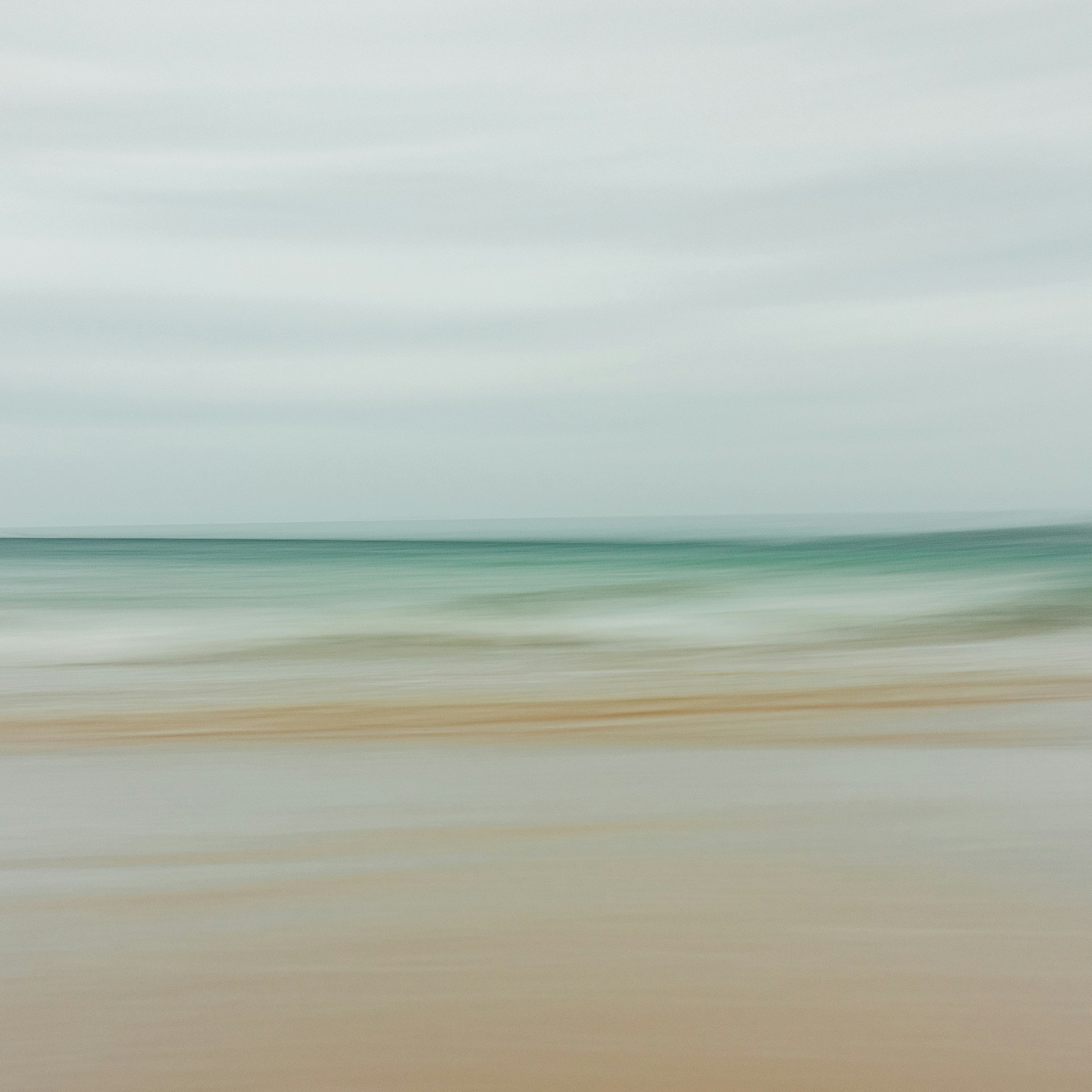 a blurry photo of a beach with waves