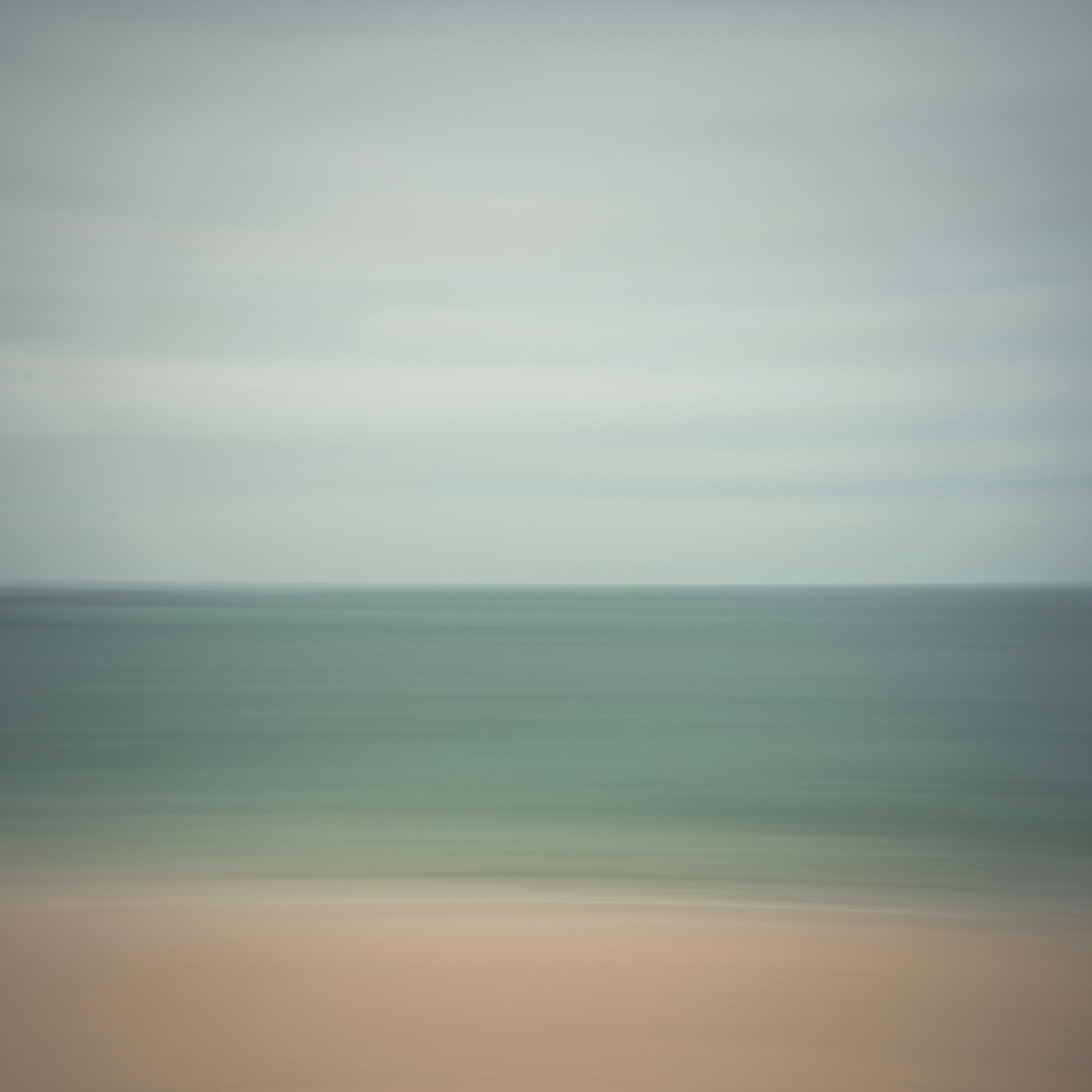 Una foto sfocata di una spiaggia e dell'oceano