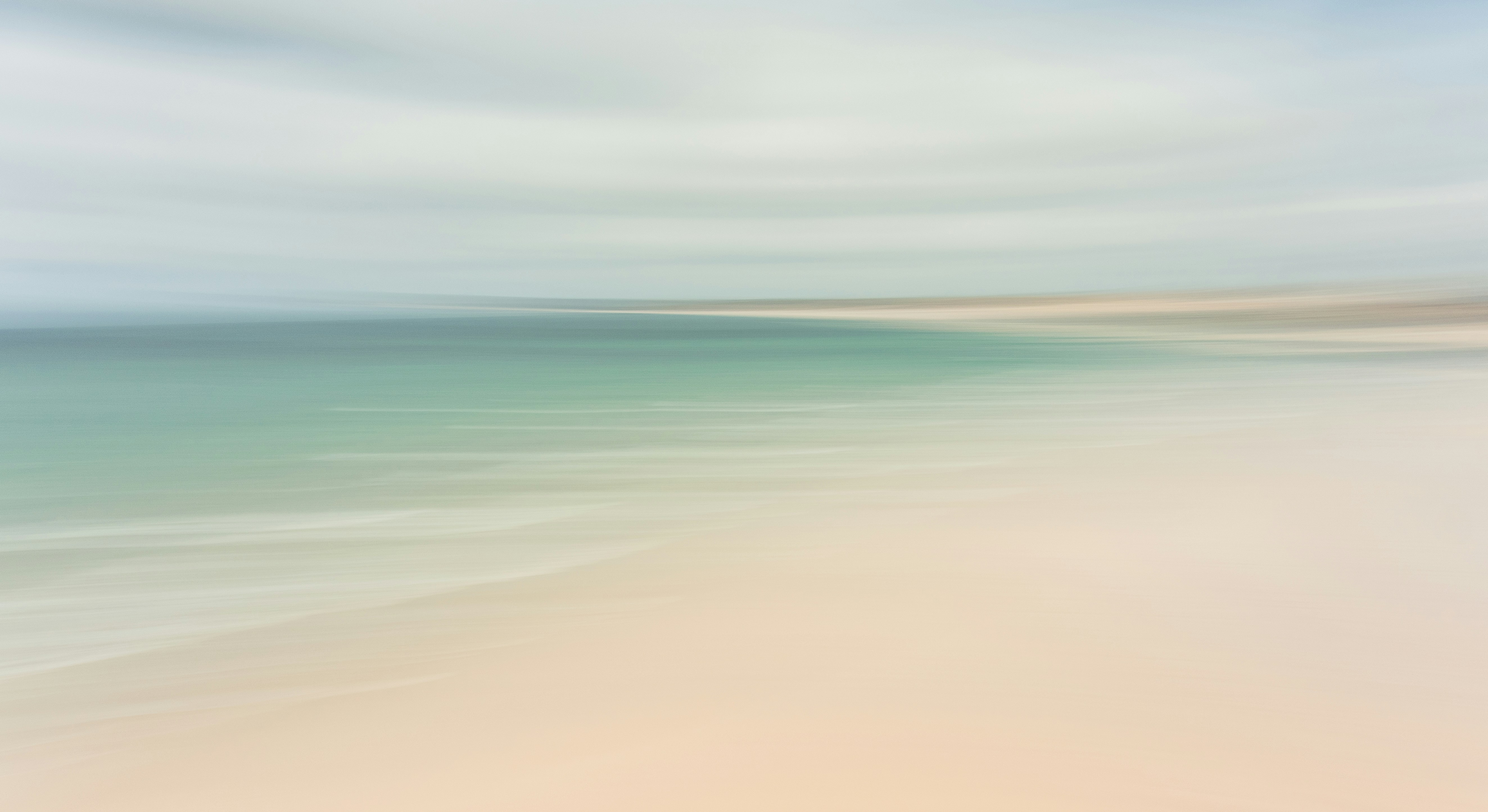 Une photo floue d’une plage et d’un océan
