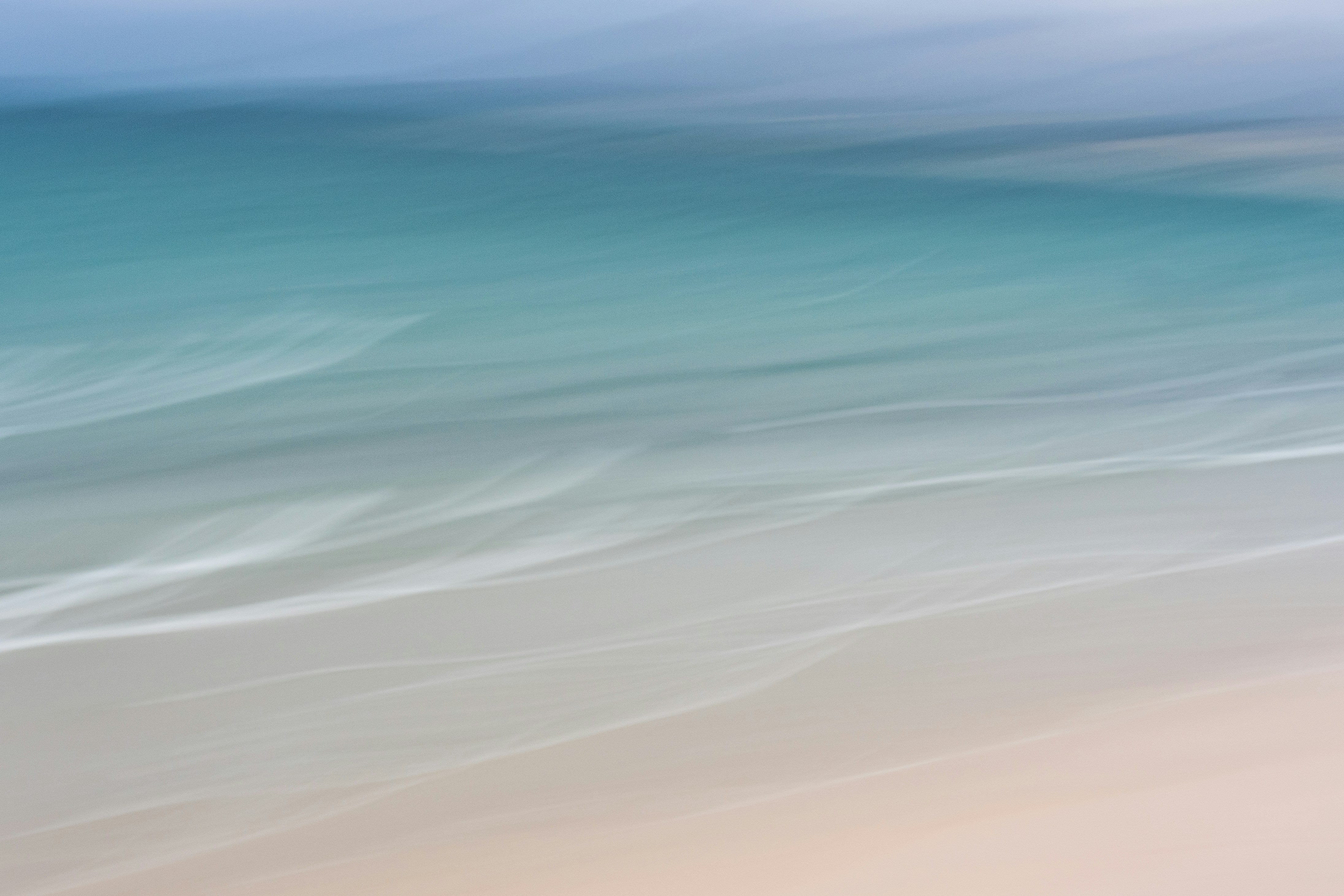 Une photo floue d’une plage avec une planche de surf