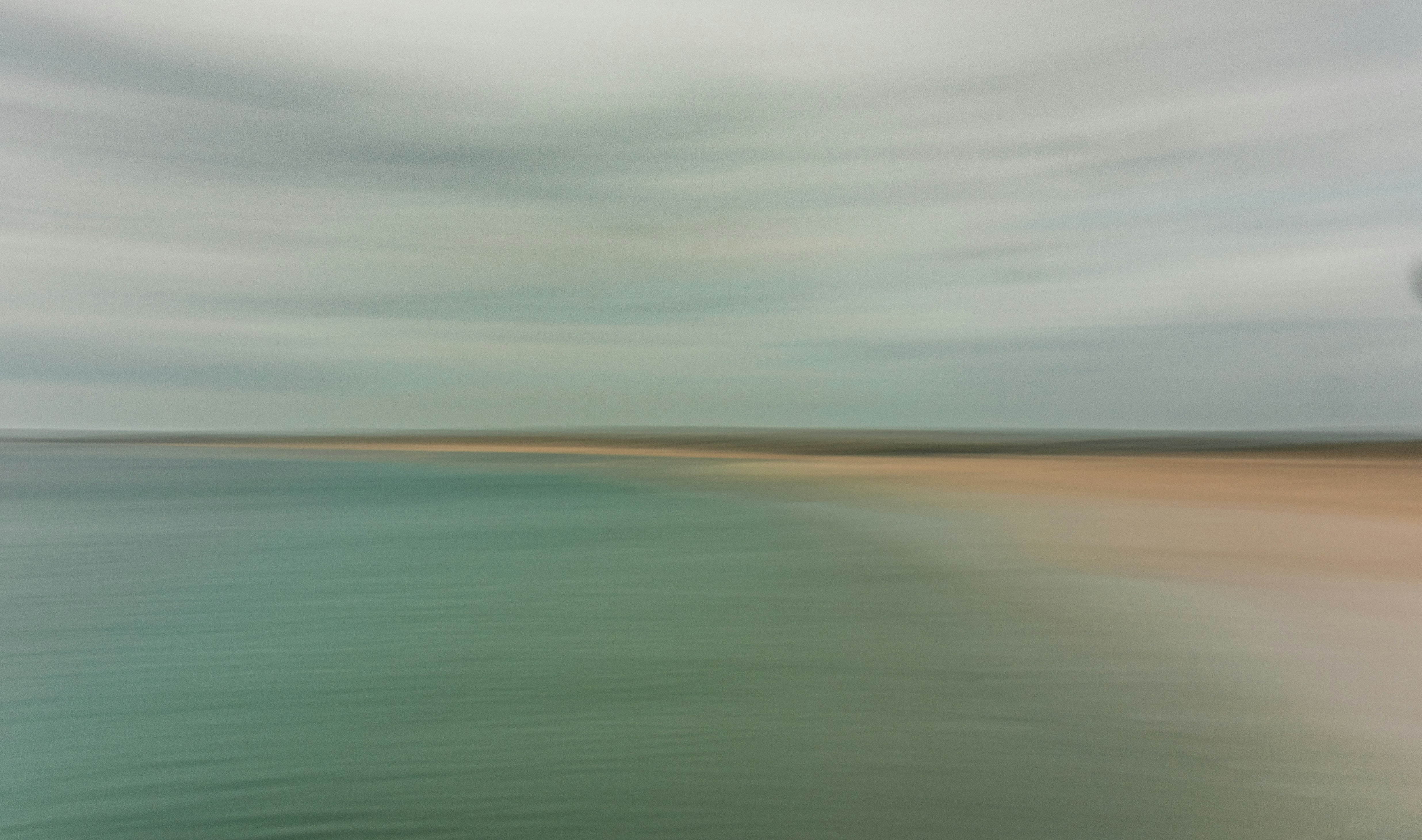 une photo floue d’un plan d’eau