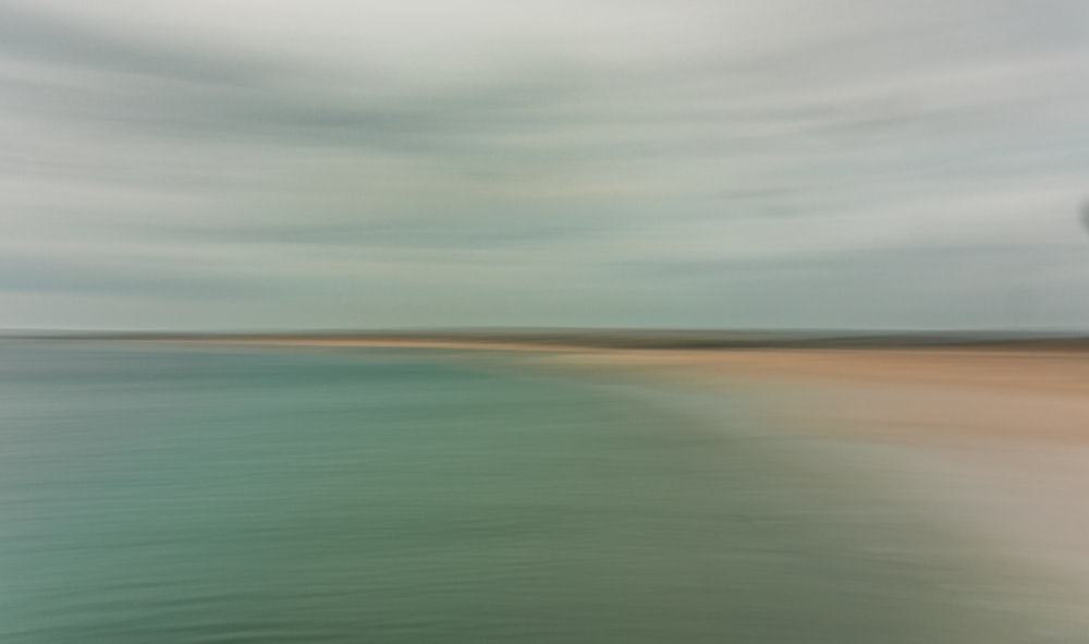 a blurry photo of a body of water