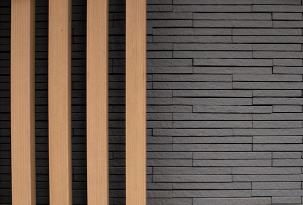 Detail of expertly placed plinten along a minimalist black and white interior wall.