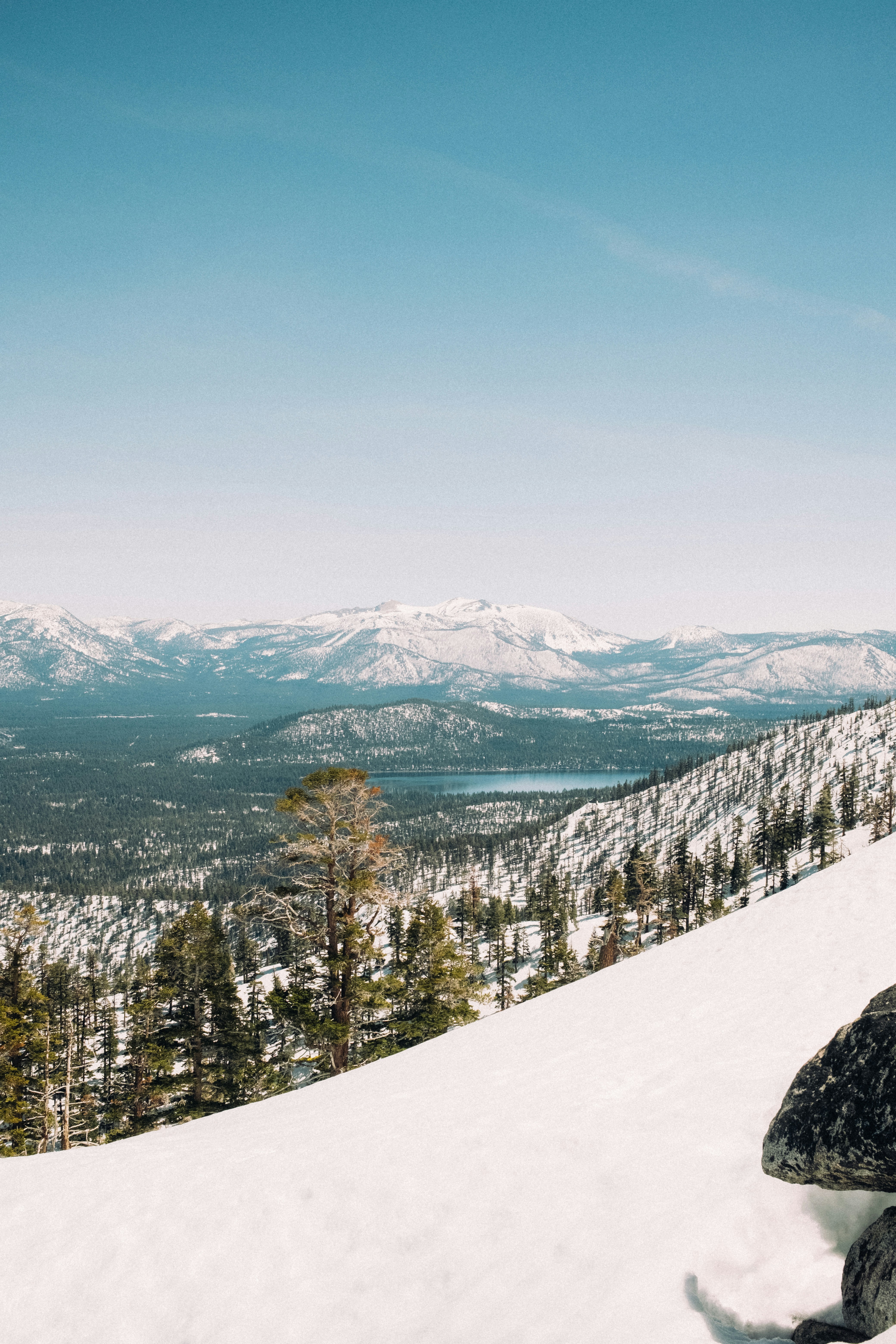 Un hombre montando una tabla de snowboard por el lado de una pendiente  cubierta de nieve foto – Imagen de Montaña gratuita en Unsplash, image size:3000x4500