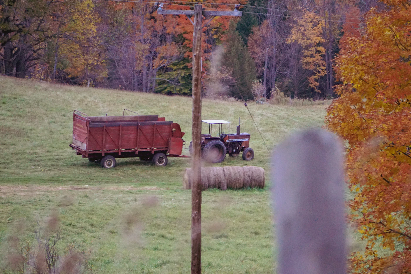 Tractor arrastrando un remolque con pacas en un campo